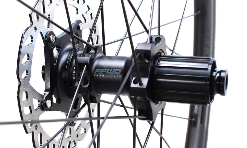 FFWD | TYRO FULL CARBON CLINCHER / 45MM / 1:1 / DISC OR RIM BRAKE / BLACK / WITHOUT WHEELBAG - Imagen 4